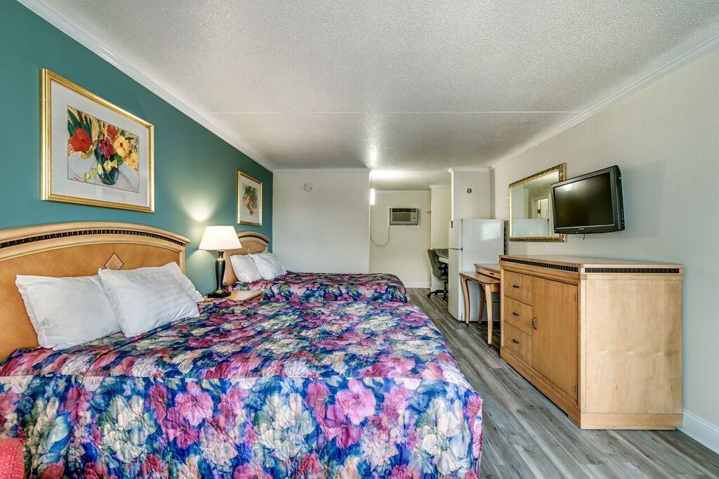 מירטל ביץ' Sea Hawk Oceanfront Motel מראה חיצוני תמונה