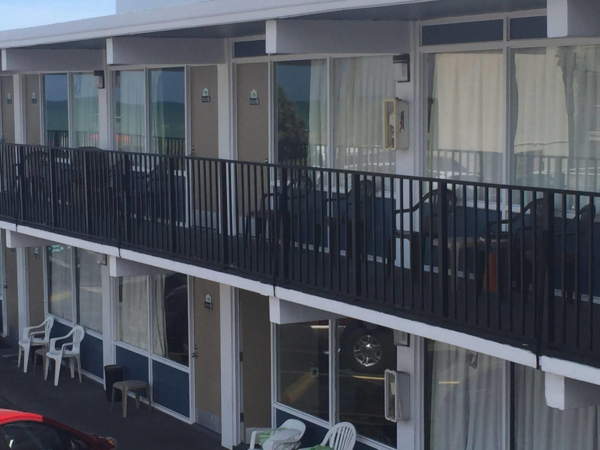 מירטל ביץ' Sea Hawk Oceanfront Motel מראה חיצוני תמונה